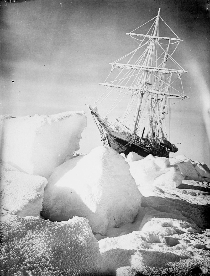 Illustration for article titled 18 terrifying photos of ships in trouble